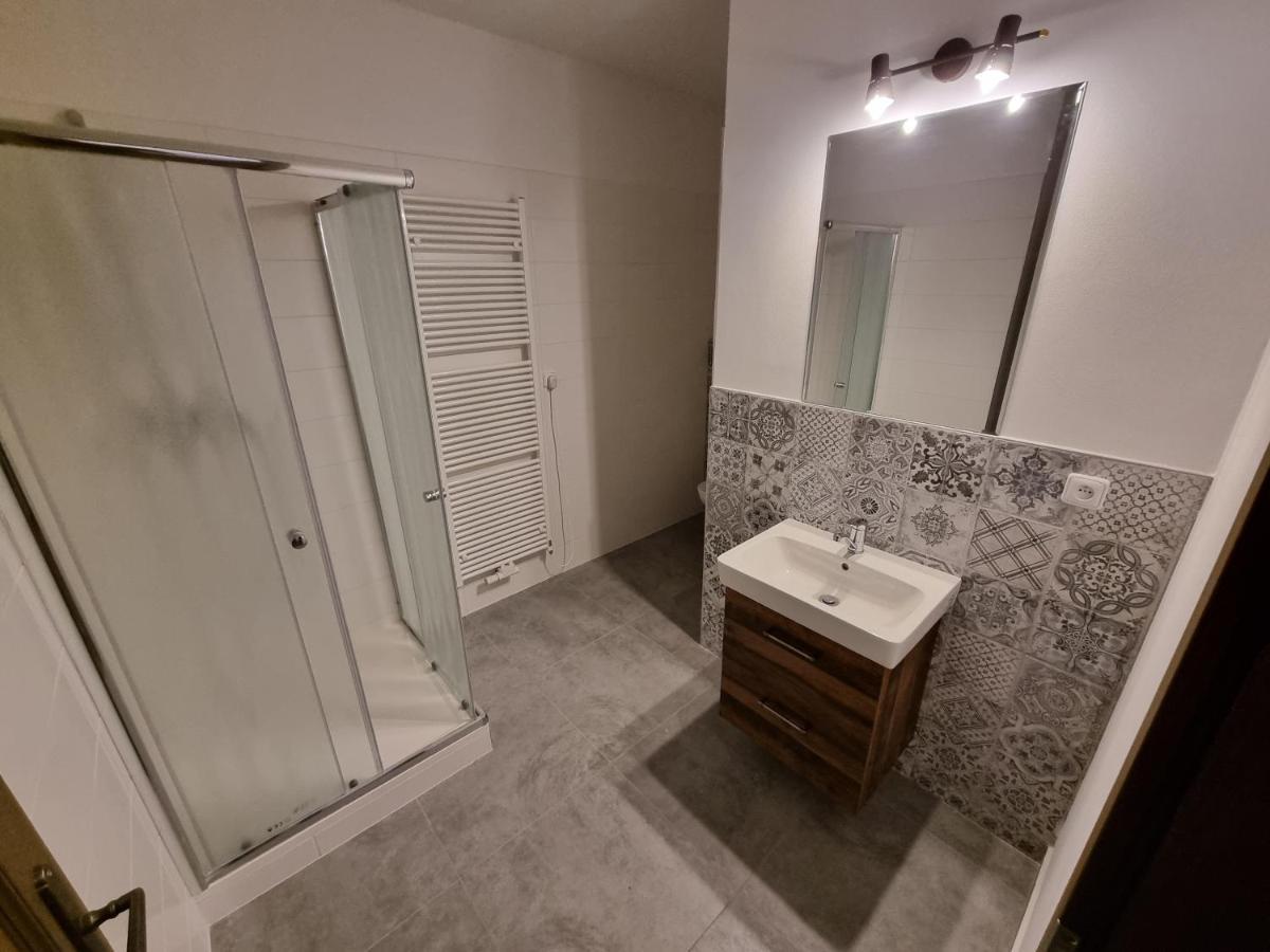 Velke Studio Na Velkem Namesti S Vybavenou Kuchyni Hradec Králové Buitenkant foto