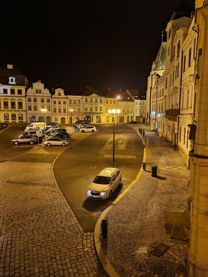 Velke Studio Na Velkem Namesti S Vybavenou Kuchyni Hradec Králové Buitenkant foto