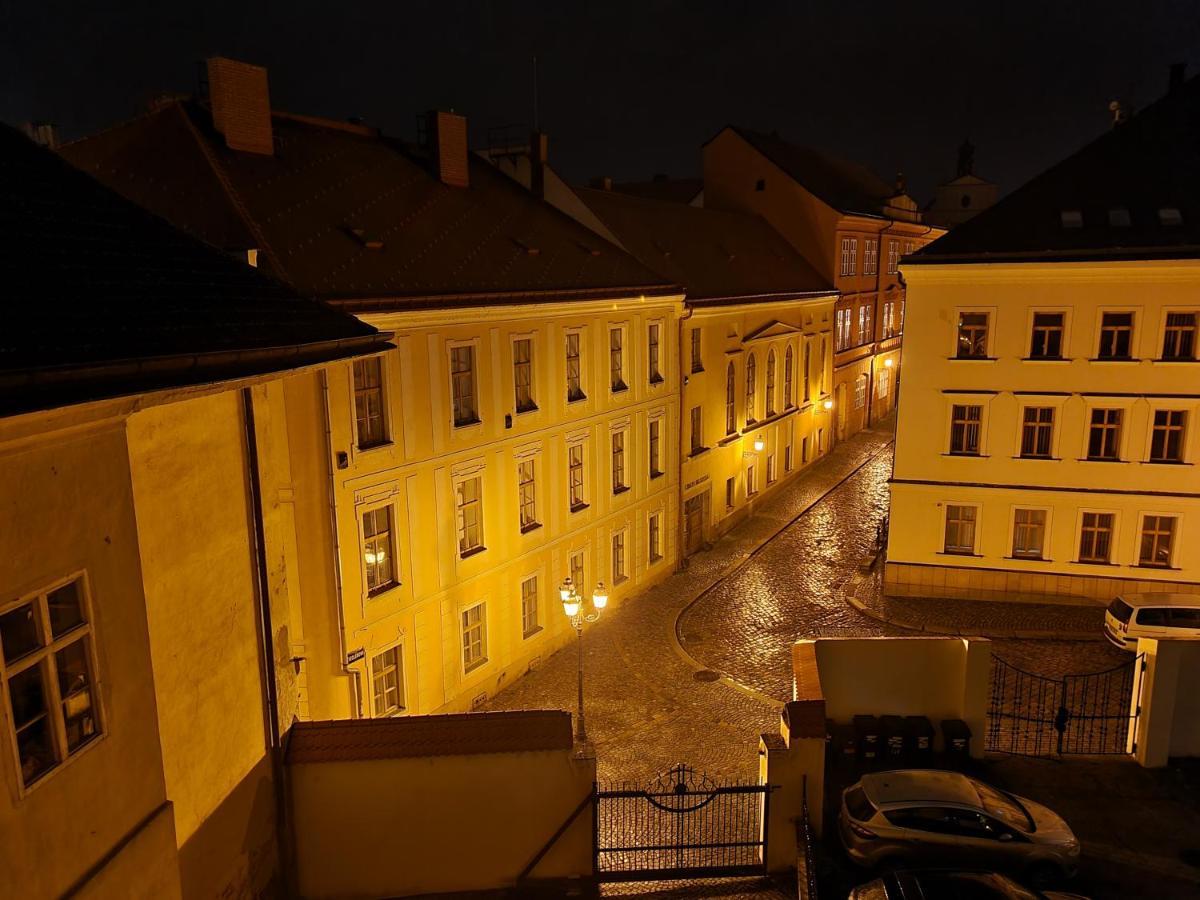 Velke Studio Na Velkem Namesti S Vybavenou Kuchyni Hradec Králové Buitenkant foto